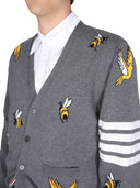 Cardigan Thom Browne avec des oiseaux et des abeilles incrustantes