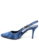 Versace si imbratta in jeans azzurri