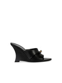Versace „Gianni Ribbon” czarne sandały Lear