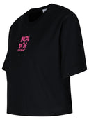 黒い綿の白い作物Tシャツから