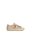 Kobieta Golden Goose Super Star w włosach ze srebrnym gwiazdą i zamszową piętą