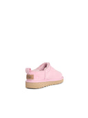 Różowe zamszowe buty Ugg „Classic Micro”.