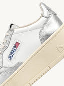 Autry -Plattform niedrige Turnschuhe in Weiß- und Silberleder