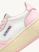 Autry -Plattform niedrige Turnschuhe in weißem Leder und Braut Erröten