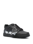 Sneaker fuori ufficio fuori dall'ufficio per aver camminato