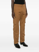 بنطلون دولتشي آند غابانا كارجو مع رقعة الشعار