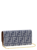 链条上的Fendi“大陆法式面包”钱包