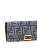 链条上的Fendi“大陆法式面包”钱包