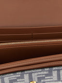 链条上的Fendi“大陆法式面包”钱包