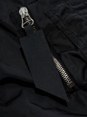 Le bombardier Attico avec des manches d'évêque