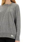 Burberry cashmere sweater med kilt pin