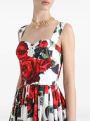 Dolce & Gabbana Midi Vestido con rosas rojas sobre un fondo blanco