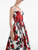 Dolce & Gabbana Midi Vestido con rosas rojas sobre un fondo blanco