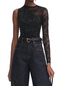 Autoportrait une épaule en dentelle florale