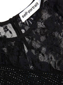 Autoportrait une épaule en dentelle florale