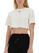 De la camiseta cortada blanca y acanalada