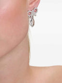 Zelfportretboog en kristallen oorbellen