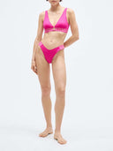Versace-Bikinioberteil mit Logoband