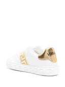 Versace-Ledersneaker mit griechischer Stickerei