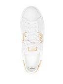 Versace-Ledersneaker mit griechischer Stickerei