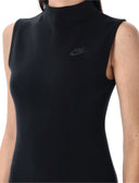 Nike se viste negro