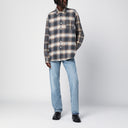 La nostra eredità beige ha controllato sopra la maglietta