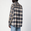 La nostra eredità beige ha controllato sopra la maglietta