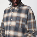 La nostra eredità beige ha controllato sopra la maglietta