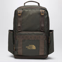 La mochila del campamento de la base norte verde oscuro