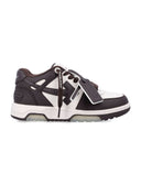 Fuori da scarpe da ginnastica bianche