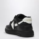 オフホワイト™ブラック/ホワイトスニーカーがオフィスから出てきた