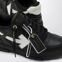 オフホワイト™ブラック/ホワイトスニーカーがオフィスから出てきた