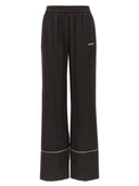 Av vita pyjamasbyxor