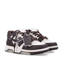 Fuori da scarpe da ginnastica bianche