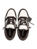 Fuori da scarpe da ginnastica bianche