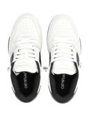 Fuera de zapatillas blancas blancas