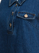 Selvportrett, kort denimkjole