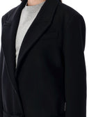 Der Attico -Mänt über schwarz