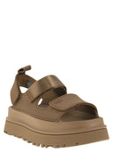 Ugg Goldenglow sandali a cuneo regolabile