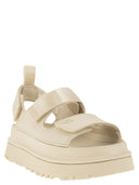 Ugg Goldenglow sandali a cuneo regolabile