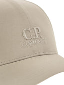 Cappello CP Company con visiera e logo ricamato