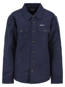 Patagonia met een opgevoelde flanellen shirt