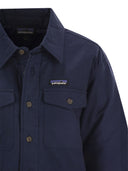 Patagonia met een opgevoelde flanellen shirt