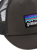 Patagonia hatt med broderad logotyp på framsidan