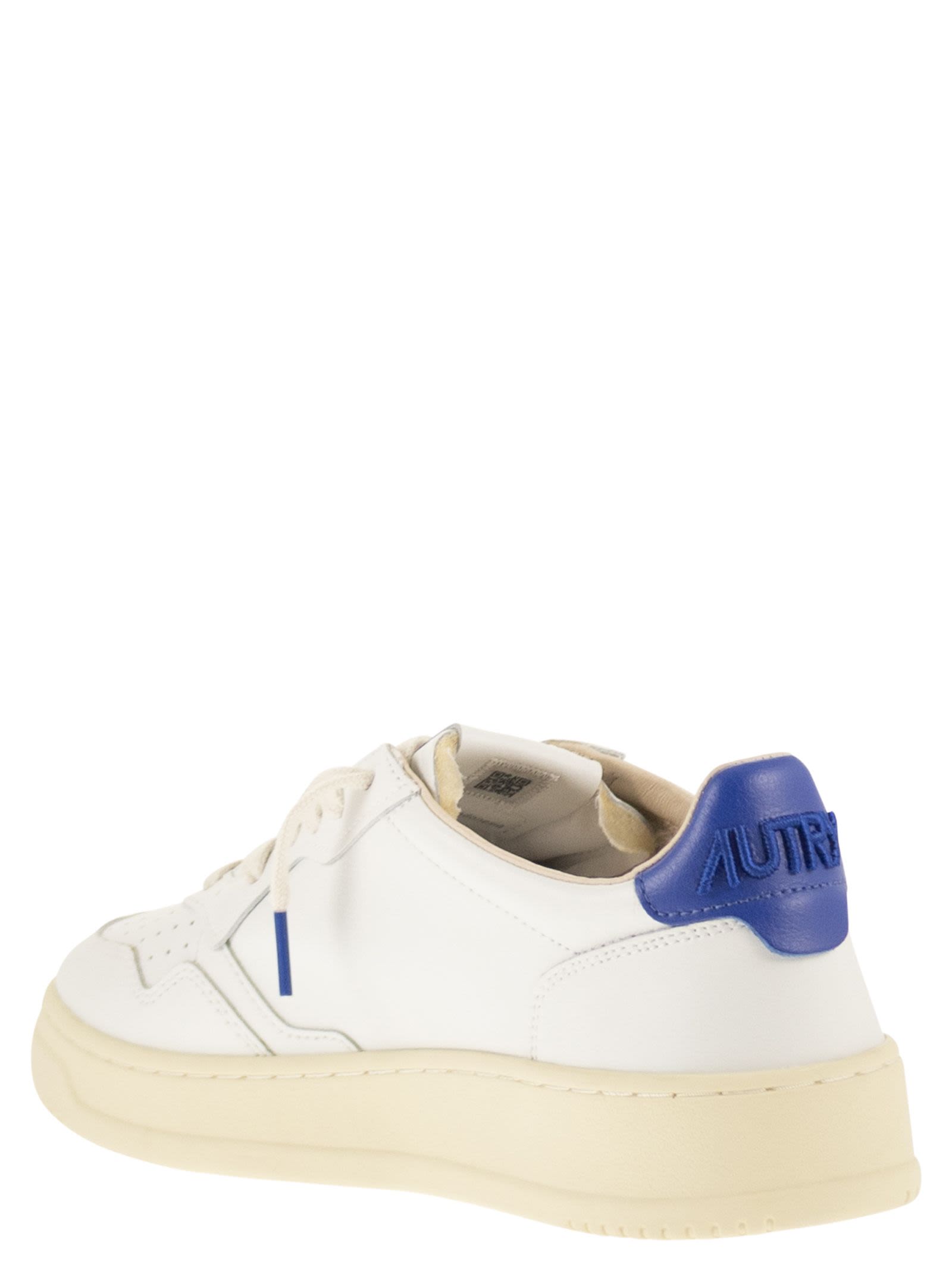 Autry Medalist Low Leather Sneakers With Embossed Logo