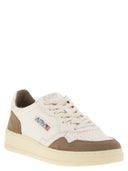 Sneaker in pelle bassa e pelle scamosciata di medaglia di autry