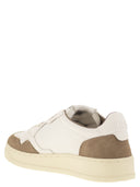 Sneaker in pelle bassa e pelle scamosciata di medaglia di autry