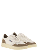 Sneaker in pelle bassa e pelle scamosciata di medaglia di autry