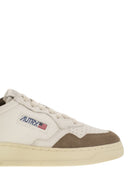 Sneaker in pelle bassa e pelle scamosciata di medaglia di autry