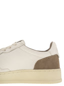 Sneaker in pelle bassa e pelle scamosciata di medaglia di autry